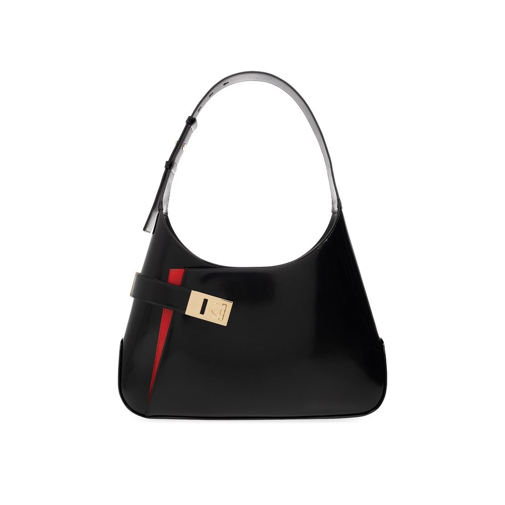 Shoulder bag with magnetic closure