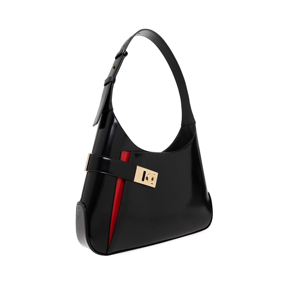 Shoulder bag with magnetic closure