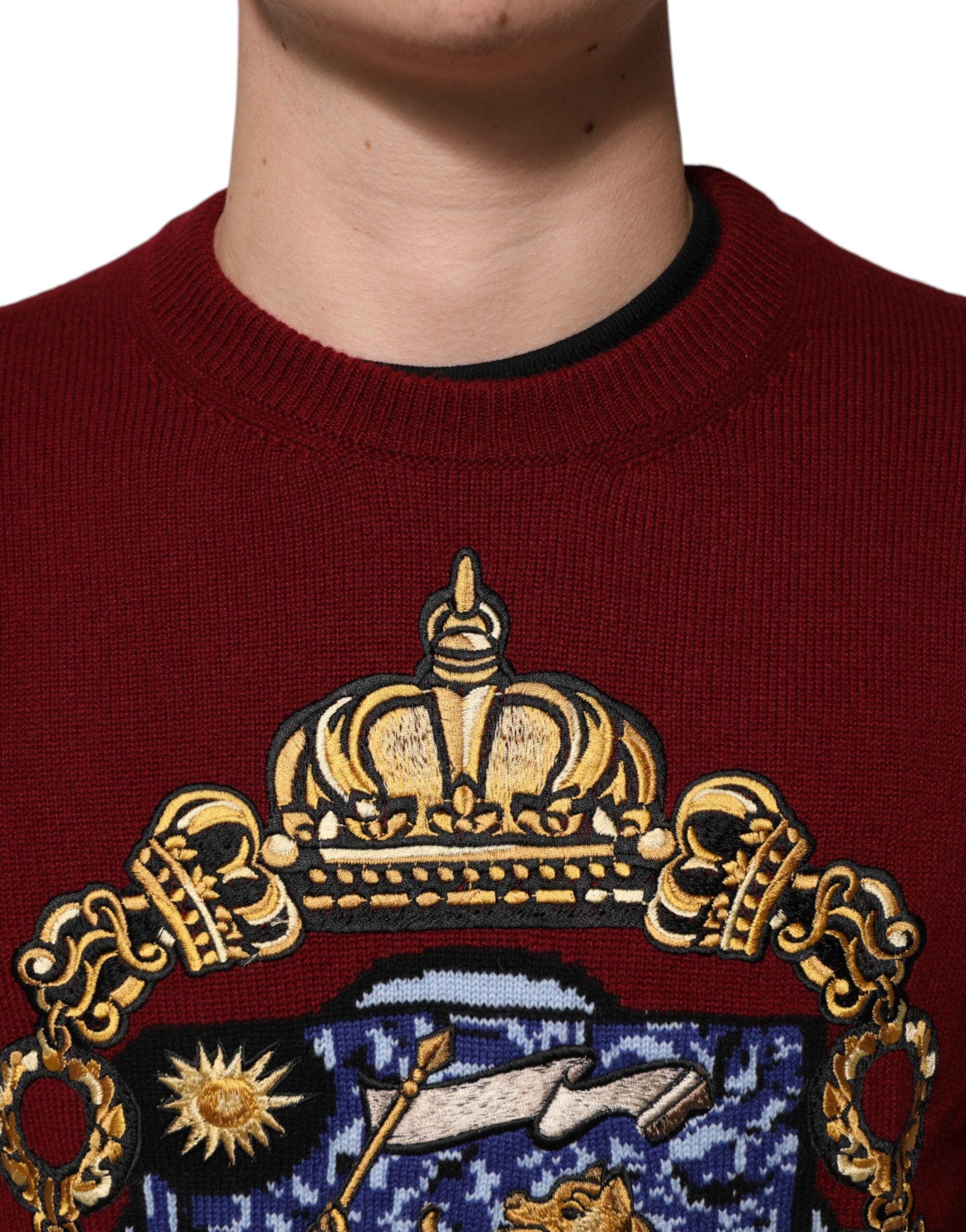 Bordeaux cashmere pullover with lion crest